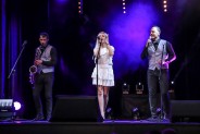 Na zdjęciu zespół Harmonic. Dwóch mężyzn w ciemnych koszulach i szarych kamizelkach oraz…