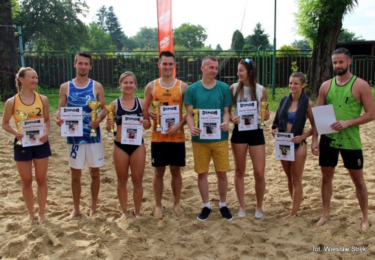 Finaliści Turnieju Siatkówki Plażowej Mixtów.