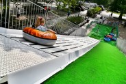 Snowtubing latem na siemianowickim Rynku Miejskim.