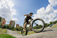 Pokazy efektownej jazdy na pumptracku.