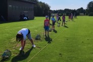 dzieci na polu golfowym
