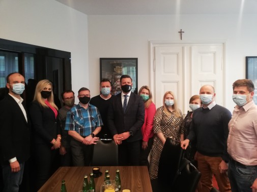 Radni Stowarzyszenie Mieszkańców Siemianowice z Prezydentem Miasta Rafałem Piechem stojący w…