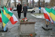 Przewodniczący Rady Miasta i Sekretarz Miasta składają pokłon poległym żołnierzom