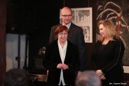 Bogumiła Hrapowicz-Halor i Jakub Halor odbierają statuetkę przyznaną Antoniemu Halorowi