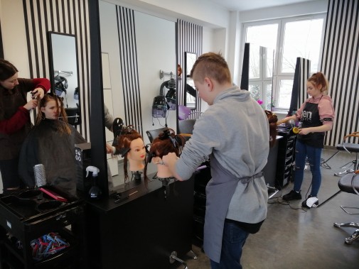 Uczniowie w pracowni fryzjerskiej