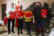 Laureaci turnieju jokra - trzymają torby z nagrodami