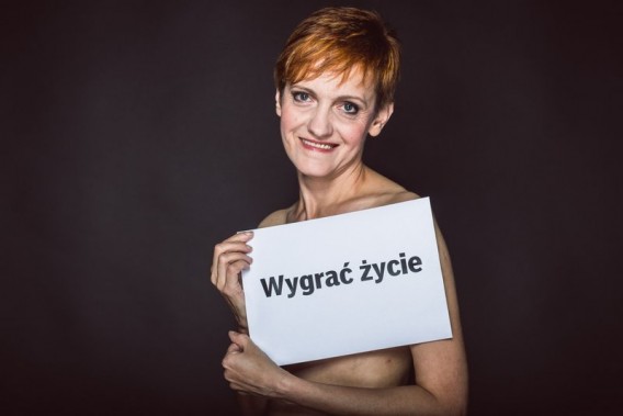 Pani Jola z kartką z napiseem "Wygrać życie"