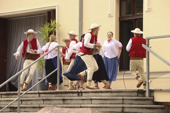 chłopcy i dziewczęta w strojach regionalnych podczas tańca