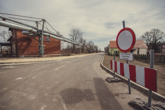 Fragment nowego łącznika drogowego. Po lewej stronie znajduje się chodnik - w trakcie budowy, a…
