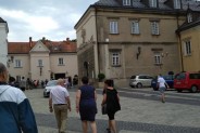 Dziedziniec za główną bramą