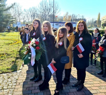 Delegacja szkoły z wiązanką