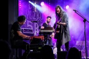 Na scenie troje muzyków zespołu 5 Rano. Klawiszowiec siedzi przy instrumencie, gitarzysta stoi z…