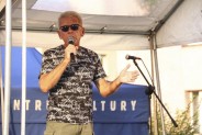 Konferansjer zapowiada koncert