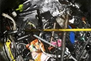Zanieczyszczenia i śmieci wydobywane z wpustów i studzienek kanalizacyjnych.