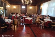 Publiczność podczas wernisażu Jolanty Skrzypczyk, ok. 25 siedzących osób, widok ogólny sali