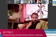 Zrzut ekranu z XXIII sesji Rady Miasta. Widoczny radny Jan Nycz.