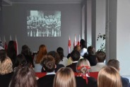 Młodzież ogląda film historyczny