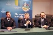 Podpisanie umowy, która pomoże zneutralizować nielegalne składowisko odpadów.