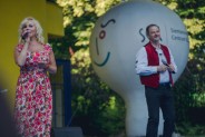 Małżeństwo Elżbieta i Stefan Witkowscy, czyli Duet Karo na scenie Amfiteatru. W tle balon…