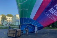 Pracownicy uniwersytetu obsługujący balon