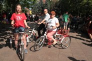 Trójkołowce podarowane seniorom przez śląski oddział Polskiego Czerwonego Krzyża.