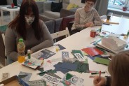 Uczestnicy projektu w trakcie wykonywania kartek bożonarodzeniowych