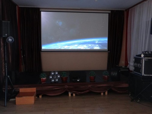 Wnętrze sali - Kino pod Jarzębiną. Na ścianie ekran
