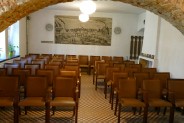 Widownia, dwie kolumny krzeseł wraz z dodatkowym tylnym rzędem.