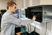 uczeń mertitum podczas zajęć z sieci komputerowych