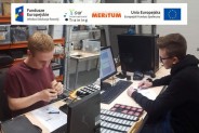 Uczniowie Meritum przy stanowiskach komputarowych poczas praktyk zagranicznych