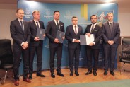 Podpisanie umowy, która pomoże zneutralizować nielegalne składowisko odpadów.