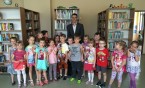 Czytanie z muzyką w tle czyli niezwykły gość w Bibliotece