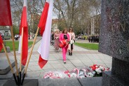Mieszkańcy składają kwiaty na Pomniku Czynu Powstańczego w Siemianowicach Śląskich.