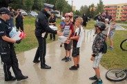 Nagrodzeni przez policjantów młodzi adepci sztuki deskorolkowo-hulajnogowej.