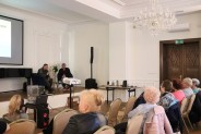 Sala Lustrzana na scenie dwóch mężczyzn siedzących przy stoliku na pierwszym planie publicznoć