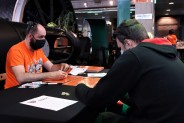 Animator udziela wskazówek zainteresowanemu uczestnikowi na swoim stanowisku warsztatowym.