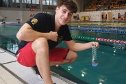 Michał Tomaszowski - medalista w rywalizacji 17-latków prezentuje swój medal