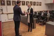 Prezydent wręcza listy gratulacyjne i nagrody.