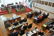 Duża sala siemianowickiego ratusza w czasie sesji Rady Miasta (widok z galerii)