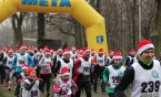 Biegacze w czapkach Mikołajów