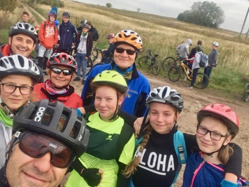 Młodzież szkoły z dyrektorem na rowerowej wycieczce