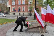 Przewodniczący RM składające wiązankę pod pomnikiem