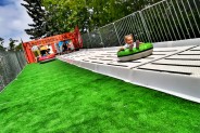 Snowtubing latem na siemianowickim Rynku Miejskim.