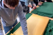 ANTYnuda – uczniowie wykonujący siedziska do ławek z palet.