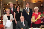 Pamiątkowe zdjęcie pary obchodzacej jubileusz Godów z władzami miasta (4)
