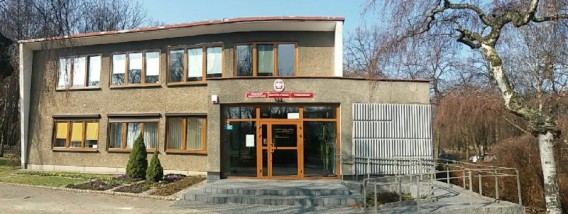 Budynek Urzędu Stanu Cywilnego UM Siemianowice Śląskie, Szary budynek w stylu brutalistycznym z…