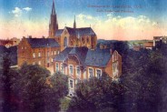 Willa przy ul. Wandy 4 (obecnie Powstańców), w głębi plebania i kościół p.w. Świętego Krzyża, ok.…
