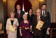 Pamiątkowe zdjęcie pary obchodzacej jubileusz Godów z władzami miasta (10)