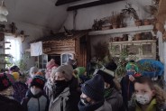 Dzieci zwiedzające wiejską chatę