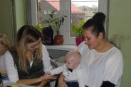 Mama ze swoim dzieckiem siedzą przy wigilijnym stole